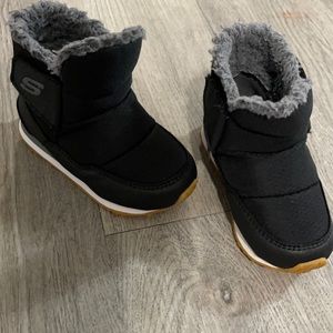 Black snow boots